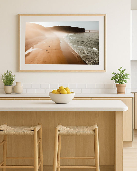 Poster Arrifana Beach Surfer Sonnenaufgang – Surfer im Morgennebel bei Tagesanbruch