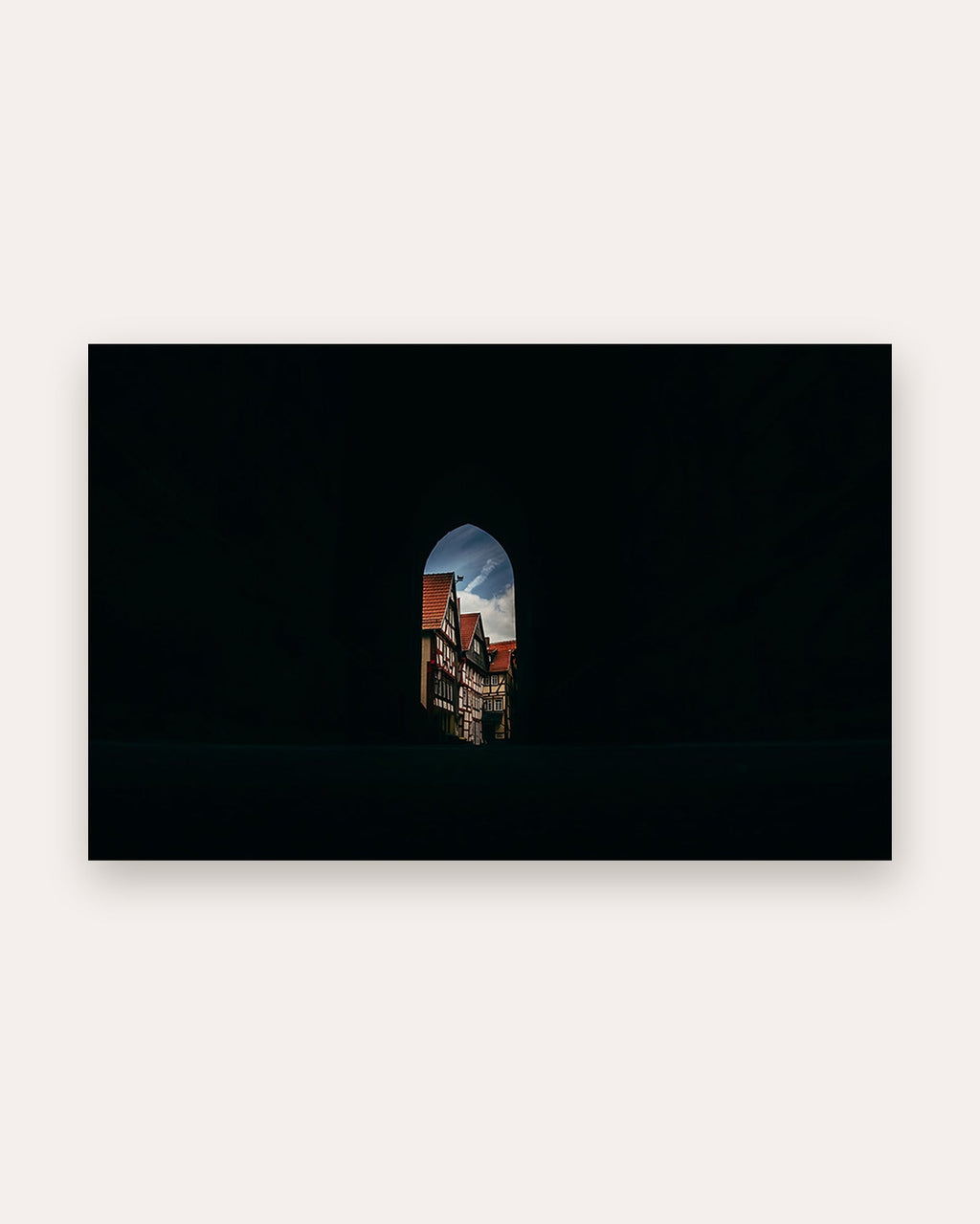 Poster Alsfeld Kirchentor – Blick durch das historische Tor auf Fachwerk und Altstadt
