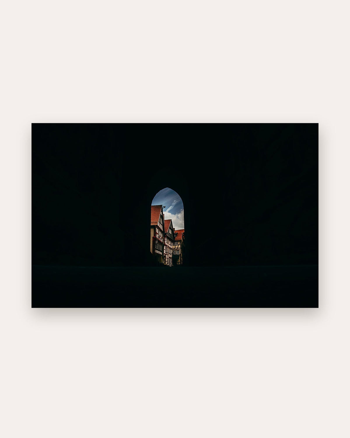 Poster Alsfeld Kirchentor – Blick durch das historische Tor auf Fachwerk und Altstadt