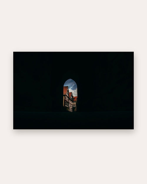 Poster Alsfeld Kirchentor – Blick durch das historische Tor auf Fachwerk und Altstadt