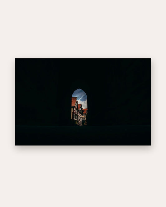 Poster Alsfeld Kirchentor – Blick durch das historische Tor auf Fachwerk und Altstadt