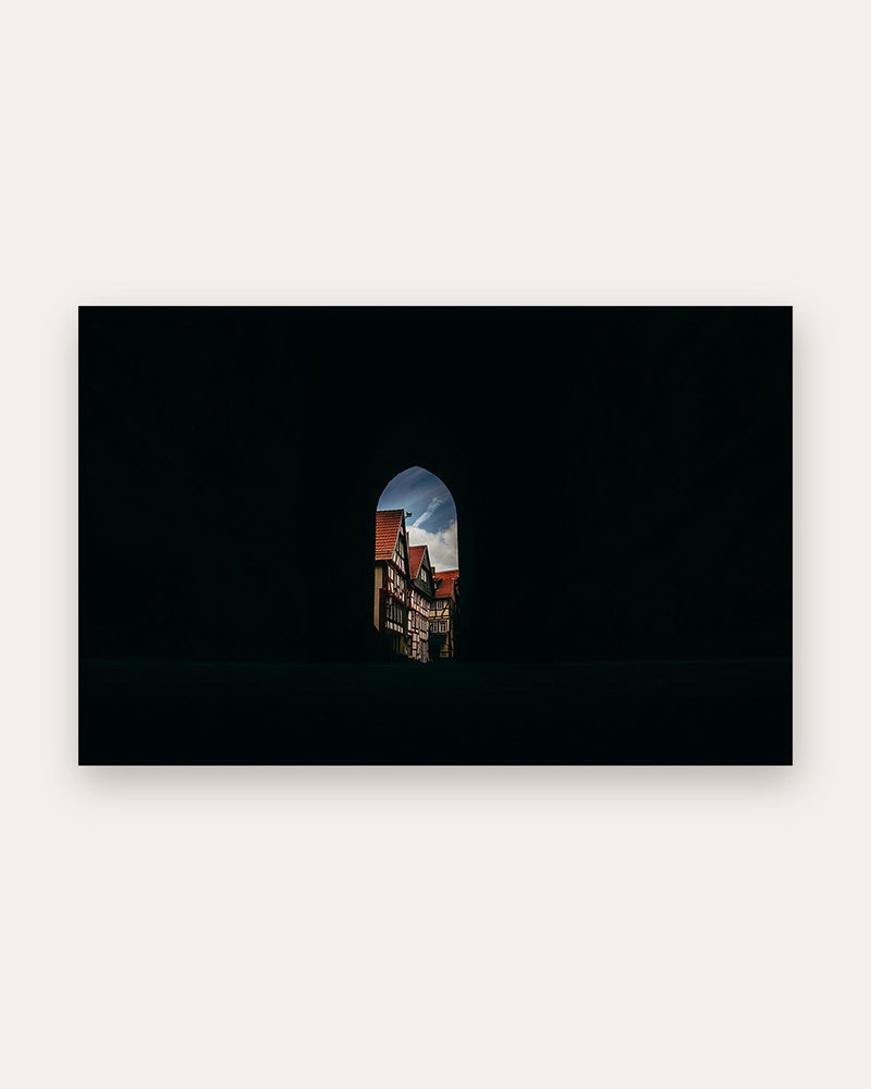 Poster Alsfeld Kirchentor – Blick durch das historische Tor auf Fachwerk und Altstadt
