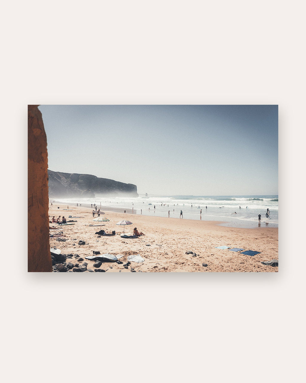 Poster Arrifana Beach Algarve – Dramatische Felsküste mit weiten Atlantikwellen