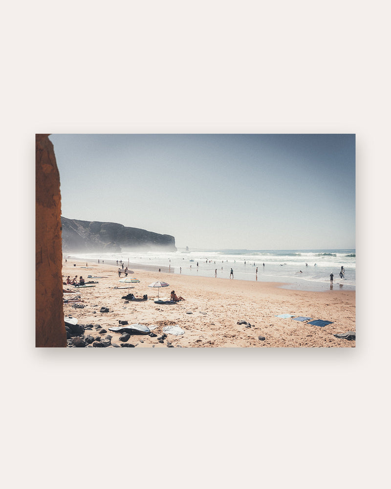 Poster Arrifana Beach Algarve – Dramatische Felsküste mit weiten Atlantikwellen