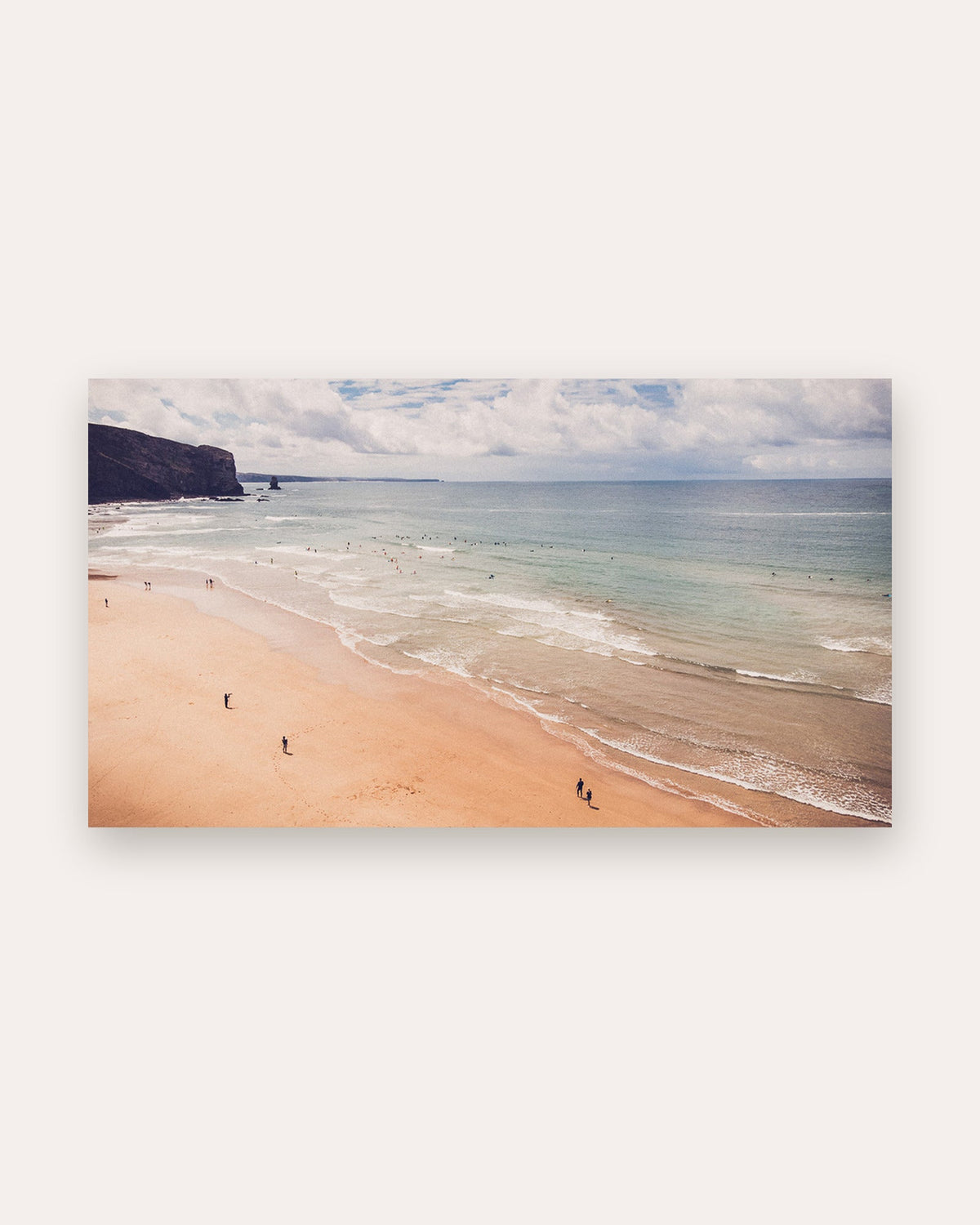 Poster Arrifana Beach Portugal – Feiner Sandstrand trifft tiefblaues Atlantikmeer
