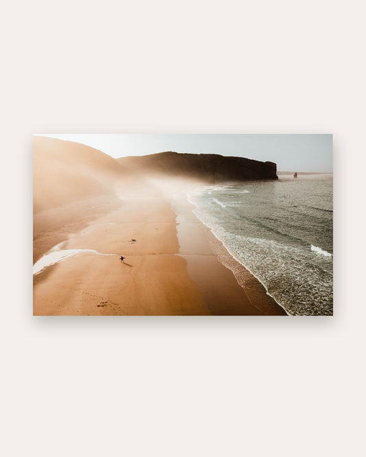 Poster Arrifana Beach Surfer Sonnenaufgang – Surfer im Morgennebel bei Tagesanbruch