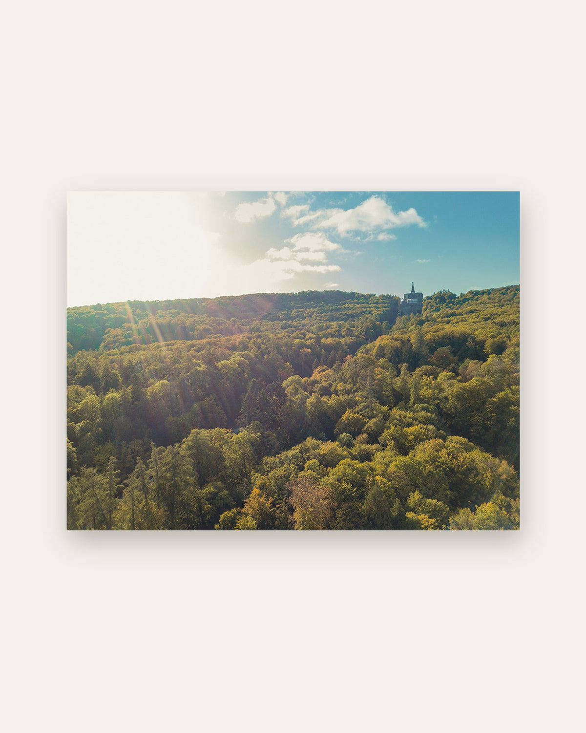 Poster Schloss Wilhelmshöhe Kassel – Bergpark mit Wald und Hügeln UNESCO-Welterbe