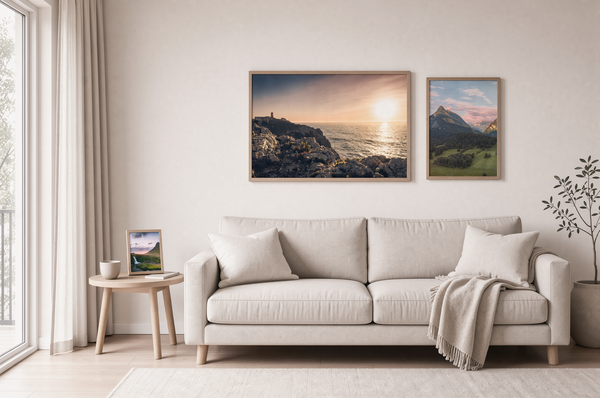 Größenvergleich: kleines Poster auf dem Beistelltisch, mittleres und großes Poster an der Wand über dem Sofa