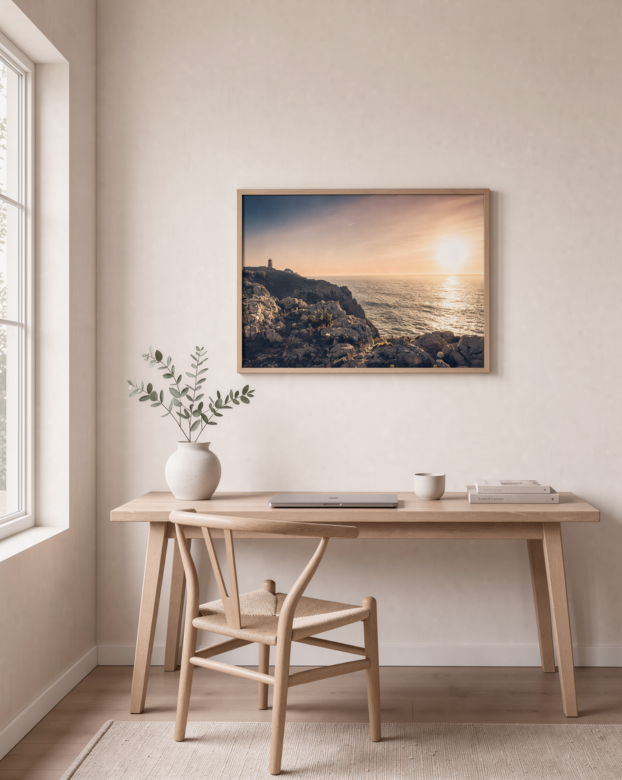 Helles Arbeitszimmer mit Poster Cabo de São Vicente aus Portugal über dem Schreibtisch