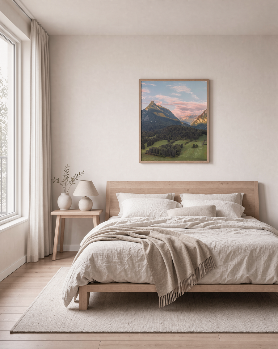Helles Schlafzimmer mit Poster Julianische Alpen aus Slowenien über dem Bett