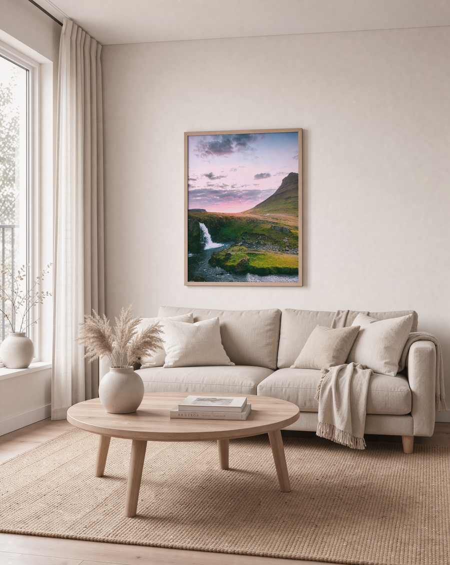 Helles Wohnzimmer mit Poster Kirkjufell aus Island über dem Sofa