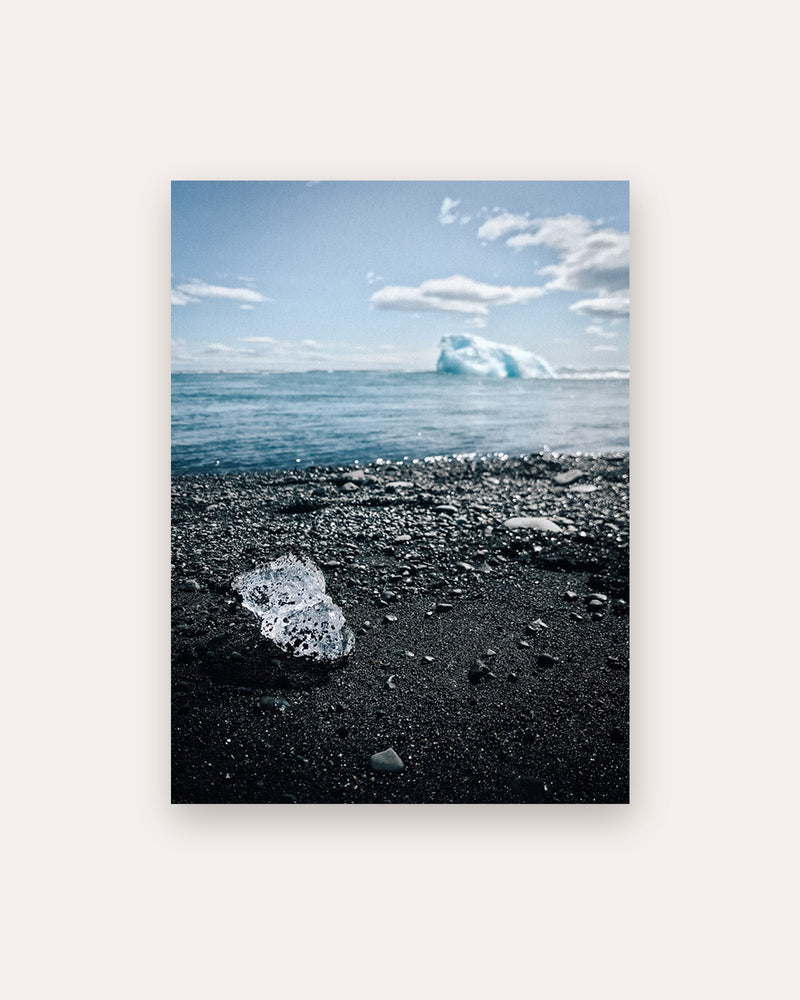 Poster Diamond Beach Island – Glitzernde Eisschollen auf schwarzem Vulkanstrand