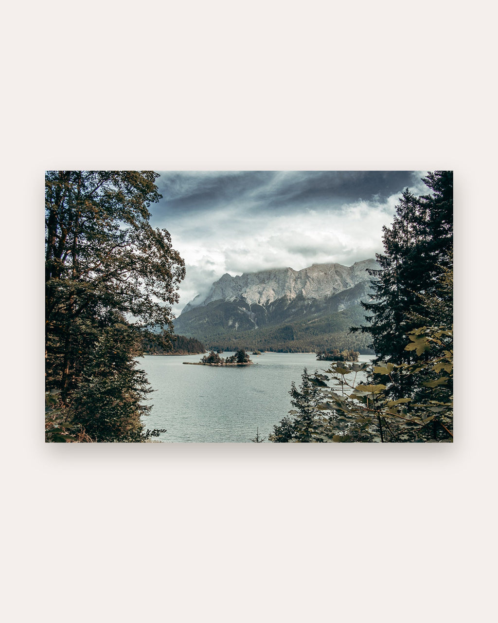 Poster Eibsee Alpenpanorama Bayern – See zwischen Tannen mit Blick auf die Alpen