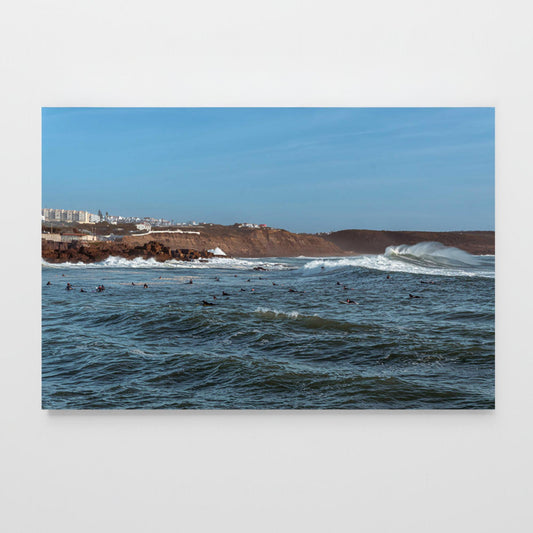 Poster Surfer im Lineup im Rahmen, Surfer warten auf Wellen vor roten Klippen der Algarve