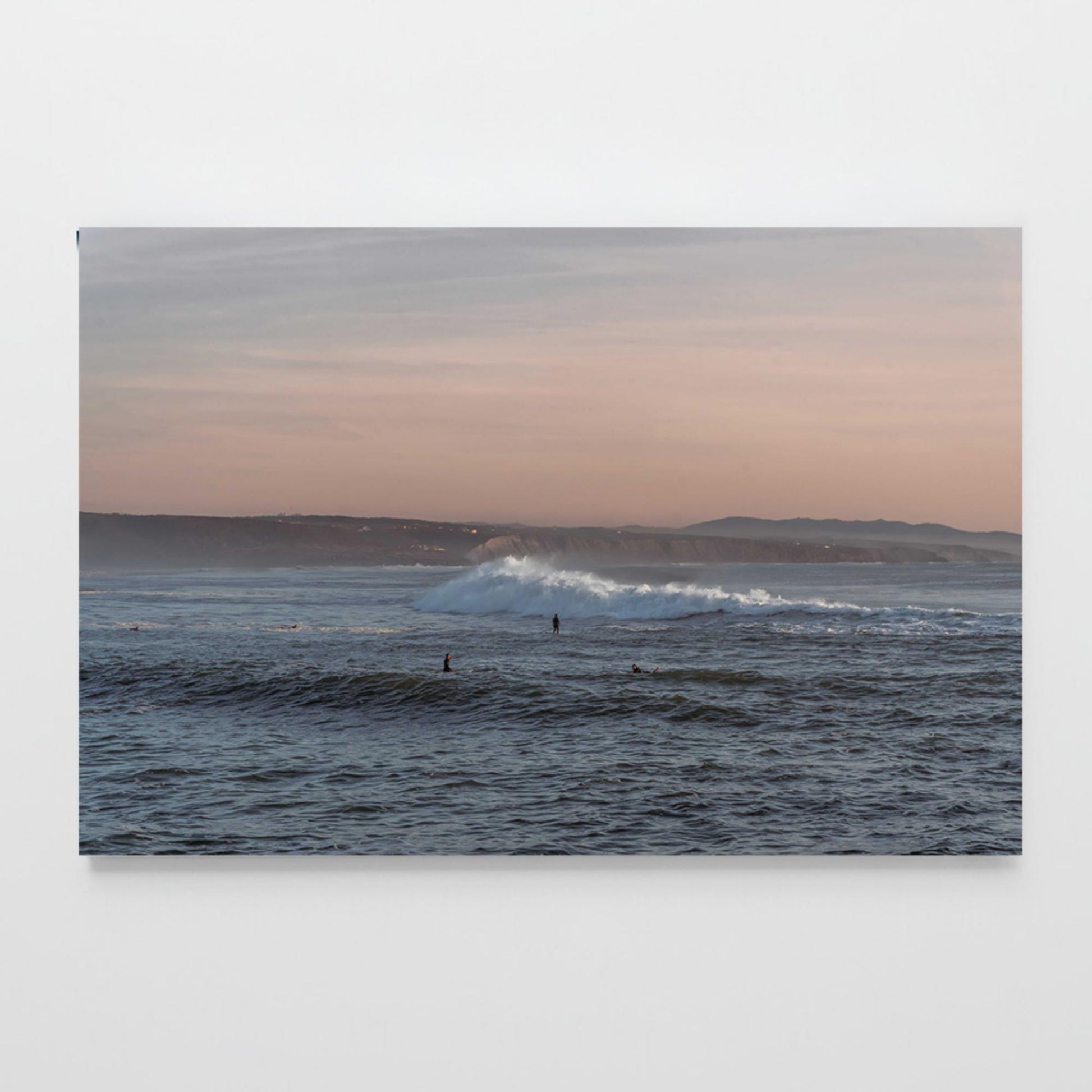 Poster Welle im Abendlicht mit Surfern im Rahmen, brechende Welle bei Sonnenuntergang am Atlantik