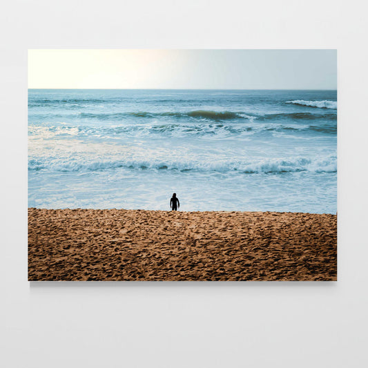 Poster Surfer am Strand im Rahmen, einzelner Surfer blickt auf die Wellen am Meer