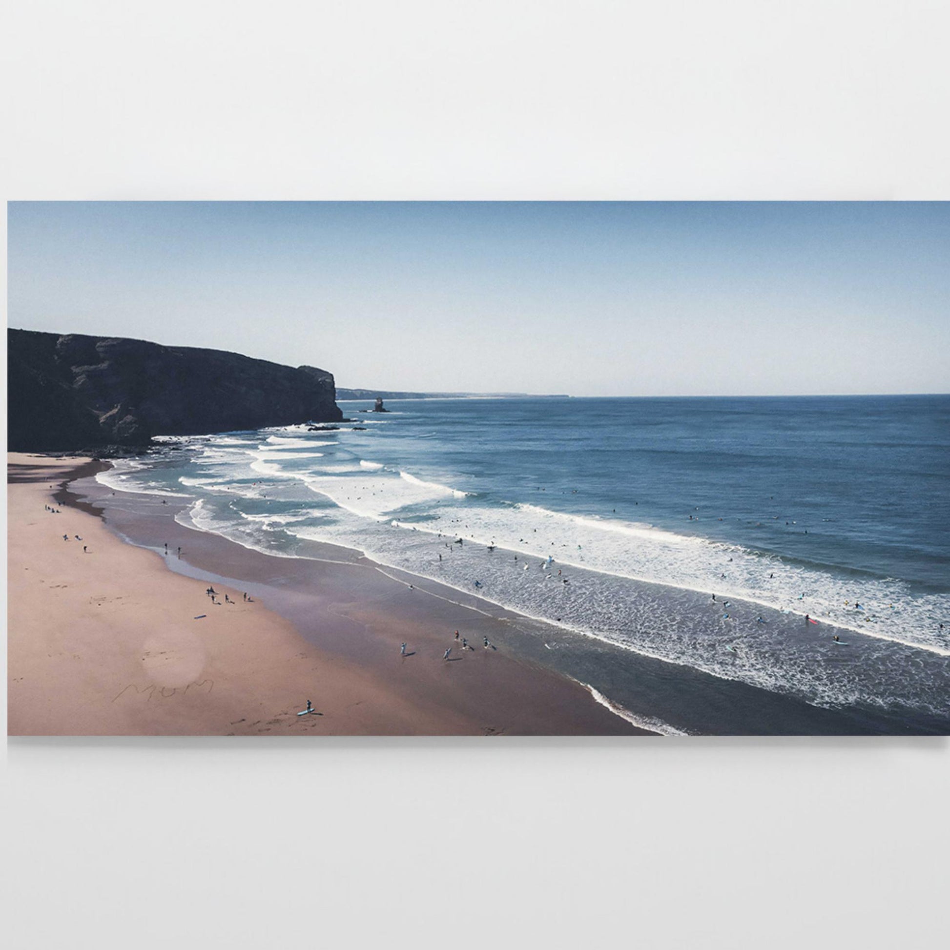Poster Arrifana Beach im Rahmen, Blick von den Klippen auf den Surfstrand an der Algarve, Portugal