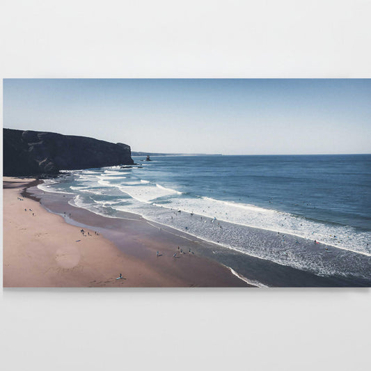 Poster Arrifana Beach im Rahmen, Blick von den Klippen auf den Surfstrand an der Algarve, Portugal