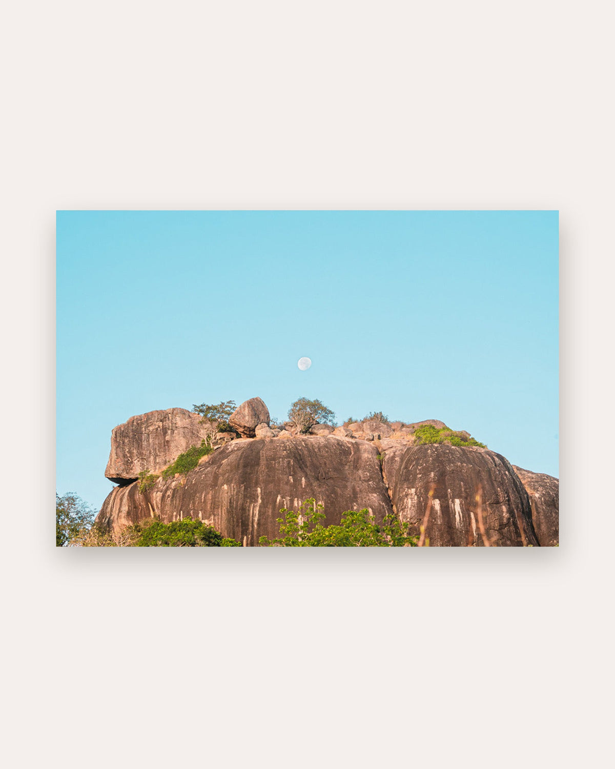 Poster Mond über dem Felsen Yala Nationalpark – Größenvergleich im Wohnzimmer
