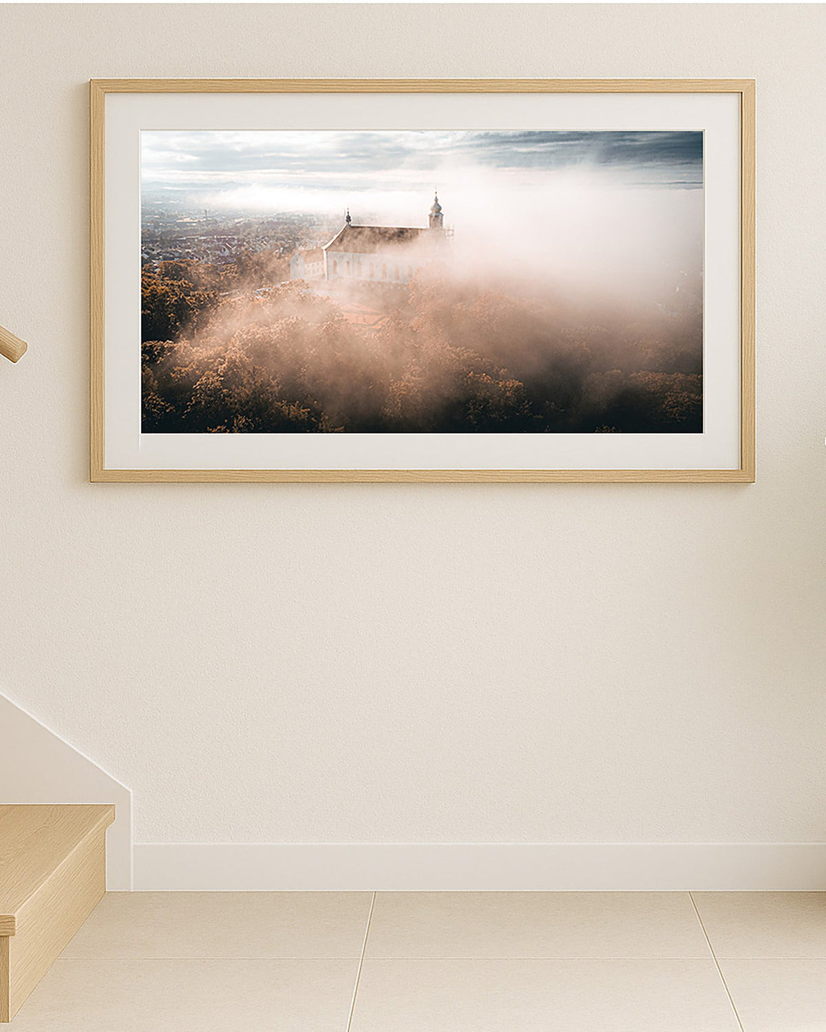 Poster Kloster Frauenberg Fulda – Sonnenaufgang im Morgennebel über dem Kloster