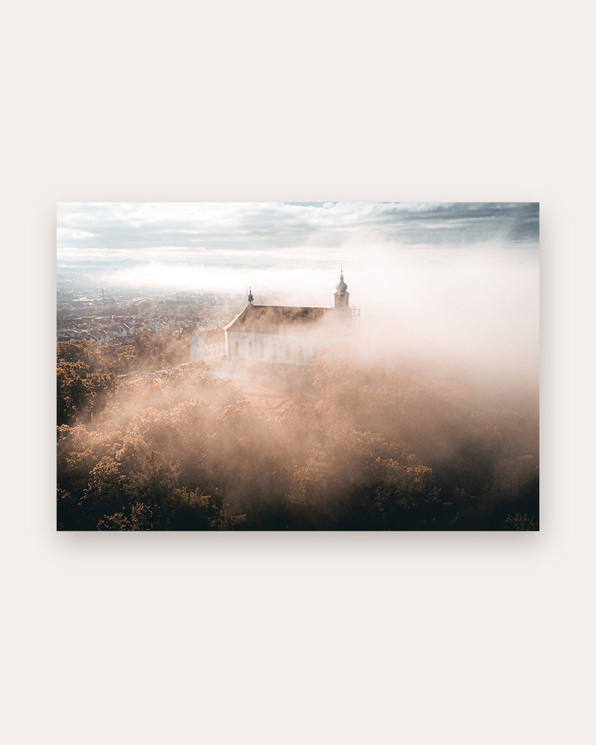 Poster Kloster Frauenberg Fulda – Sonnenaufgang im Morgennebel über dem Kloster
