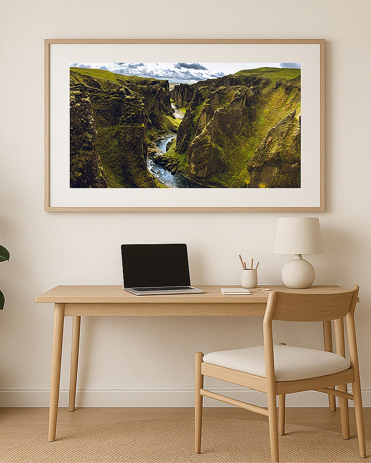 Poster Fjaðrárgljúfur Island – Magische Schlucht mit Fluss im Süden Islands