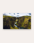 Poster Fjaðrárgljúfur Island – Magische Schlucht mit Fluss im Süden Islands