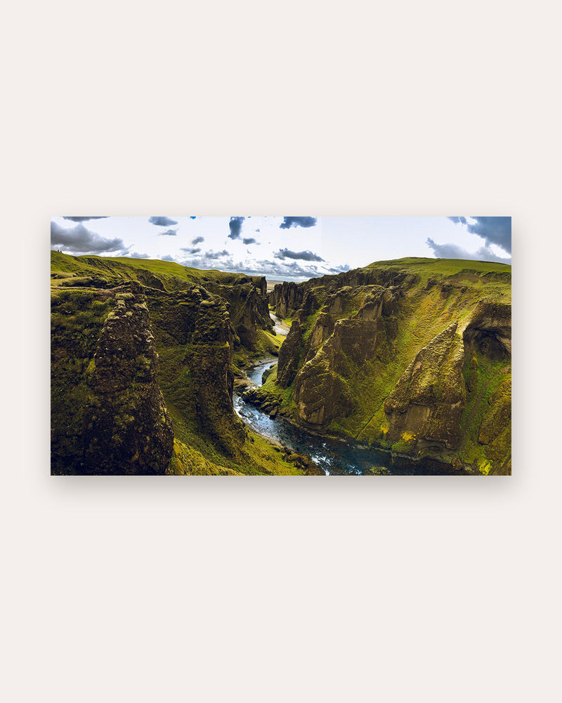 Poster Fjaðrárgljúfur Island – Magische Schlucht mit Fluss im Süden Islands