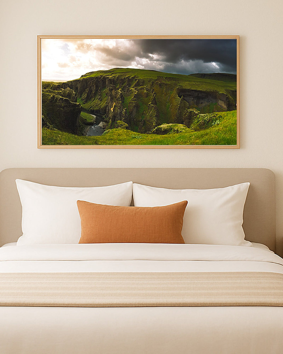 Poster Fjaðrárgljúfur Island – Urtümliche Schlucht mit moosbedeckten Felsen