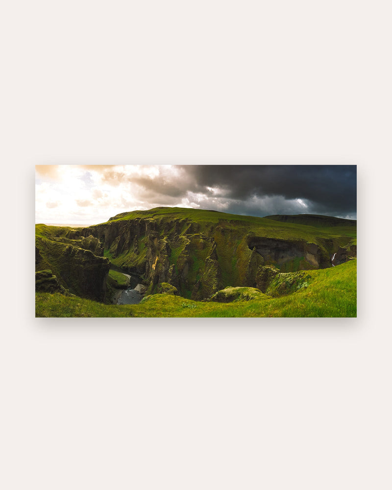 Poster Fjaðrárgljúfur Island – Urtümliche Schlucht mit moosbedeckten Felsen