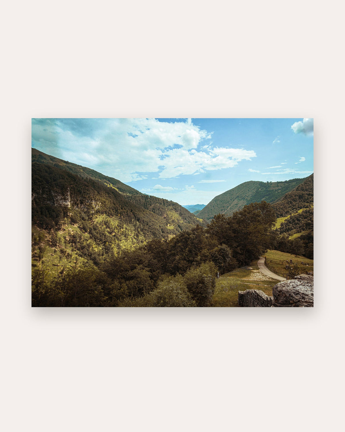 Poster Javorca Slowenien – Heiligengeistkirche hoch über dem Tal in majestätischer Berglandschaft