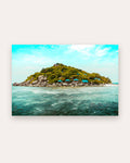 Poster Koh Tao Thailand – Ferienhäuser im türkisblauen Wasser der tropischen Insel