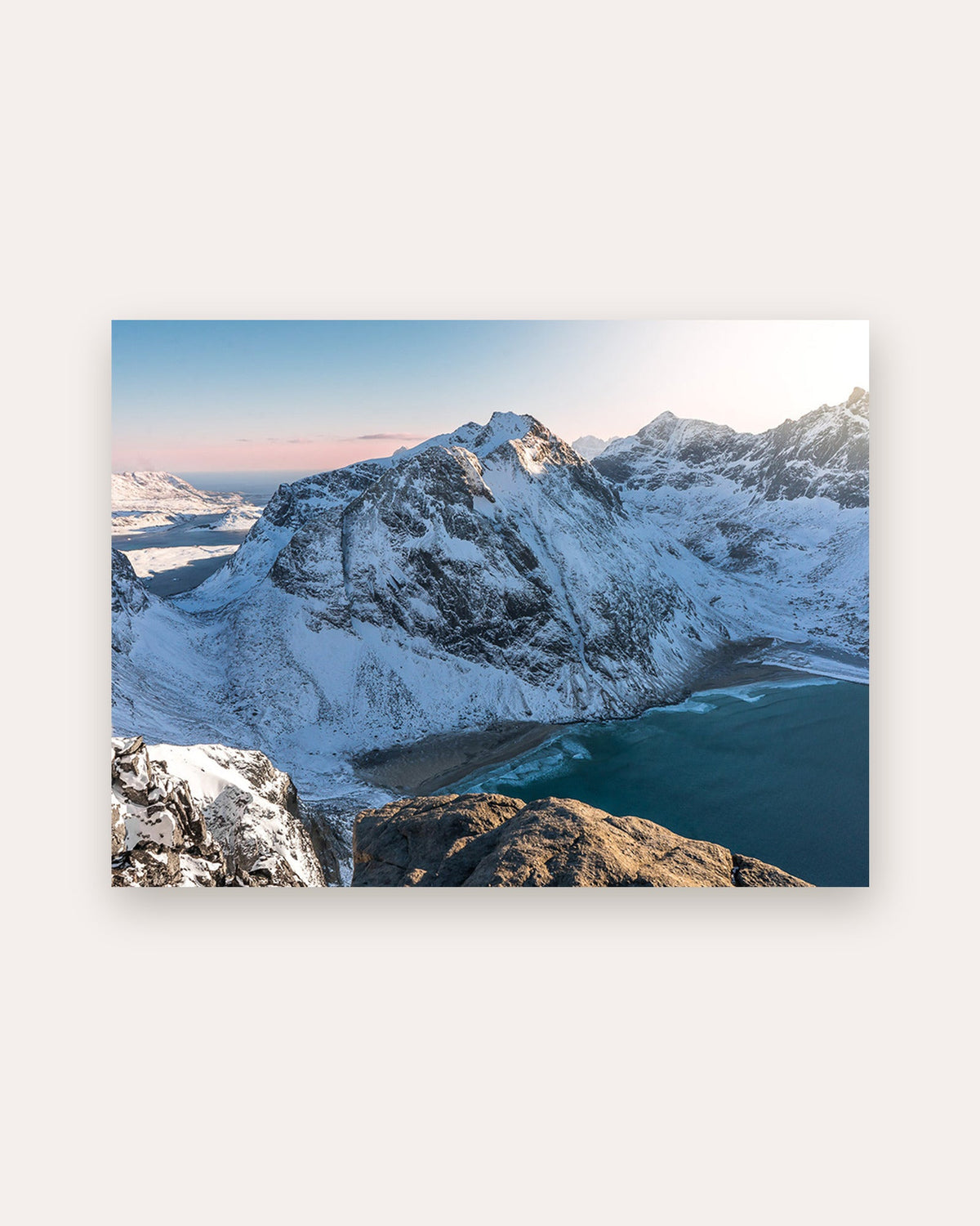 Poster Kvalvika Beach Lofoten Norwegen – Nordische Küstenlandschaft mit Sandstrand