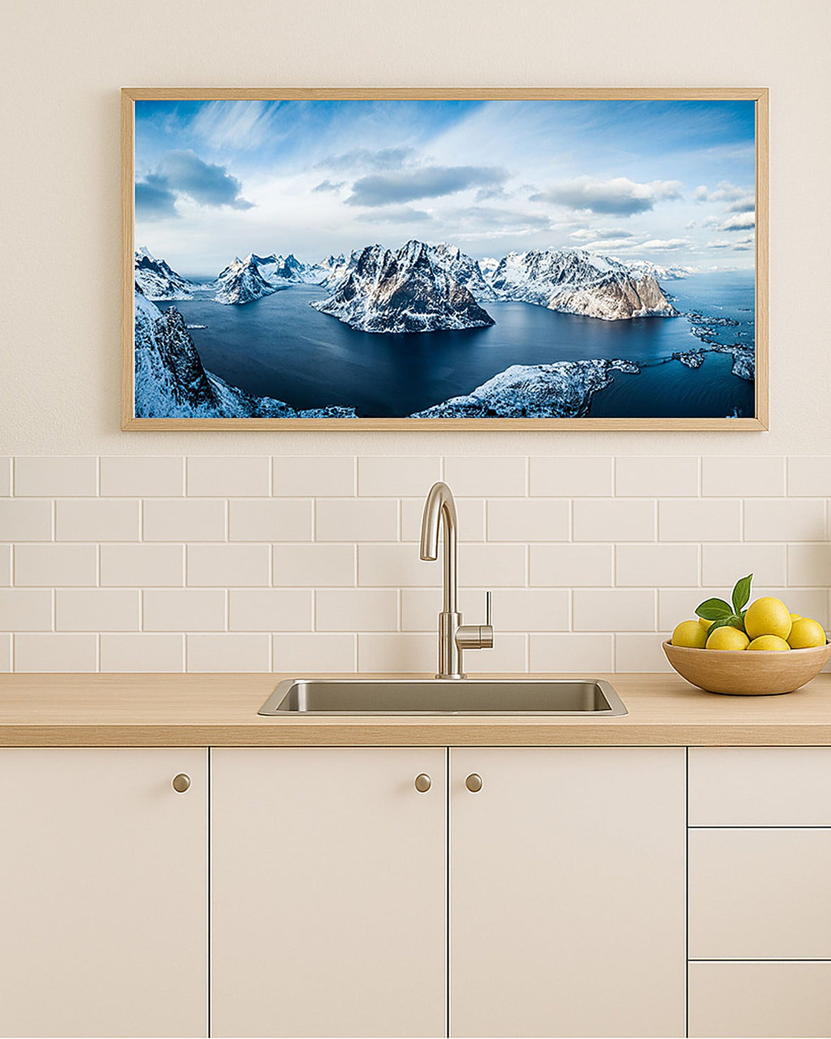 Poster Lofoten Norwegen – Schneebedeckte Gipfel und tiefblaues Wasser im Winter