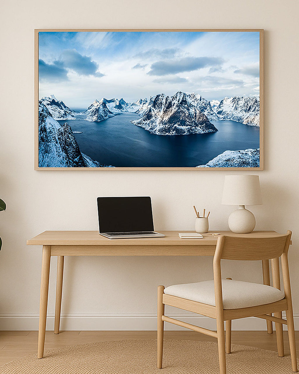 Poster Lofoten Norwegen – Schneebedeckte Gipfel und tiefblaues Wasser im Winter