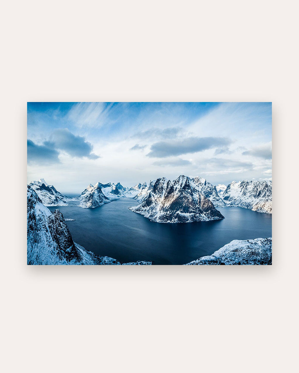 Poster Lofoten Norwegen – Schneebedeckte Gipfel und tiefblaues Wasser im Winter
