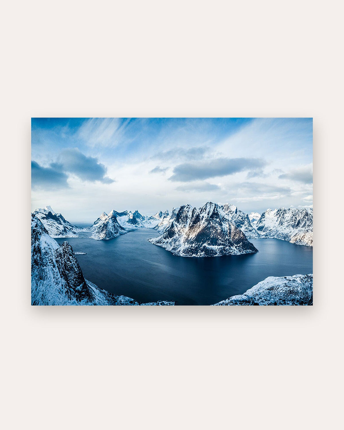 Poster Lofoten Norwegen – Schneebedeckte Gipfel und tiefblaues Wasser im Winter