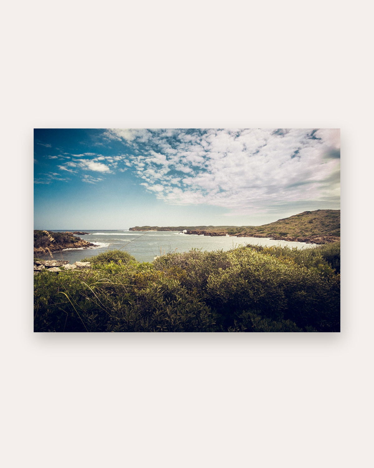 Poster Küste von Menorca – Türkisblaues Mittelmeer trifft raue Felsküste