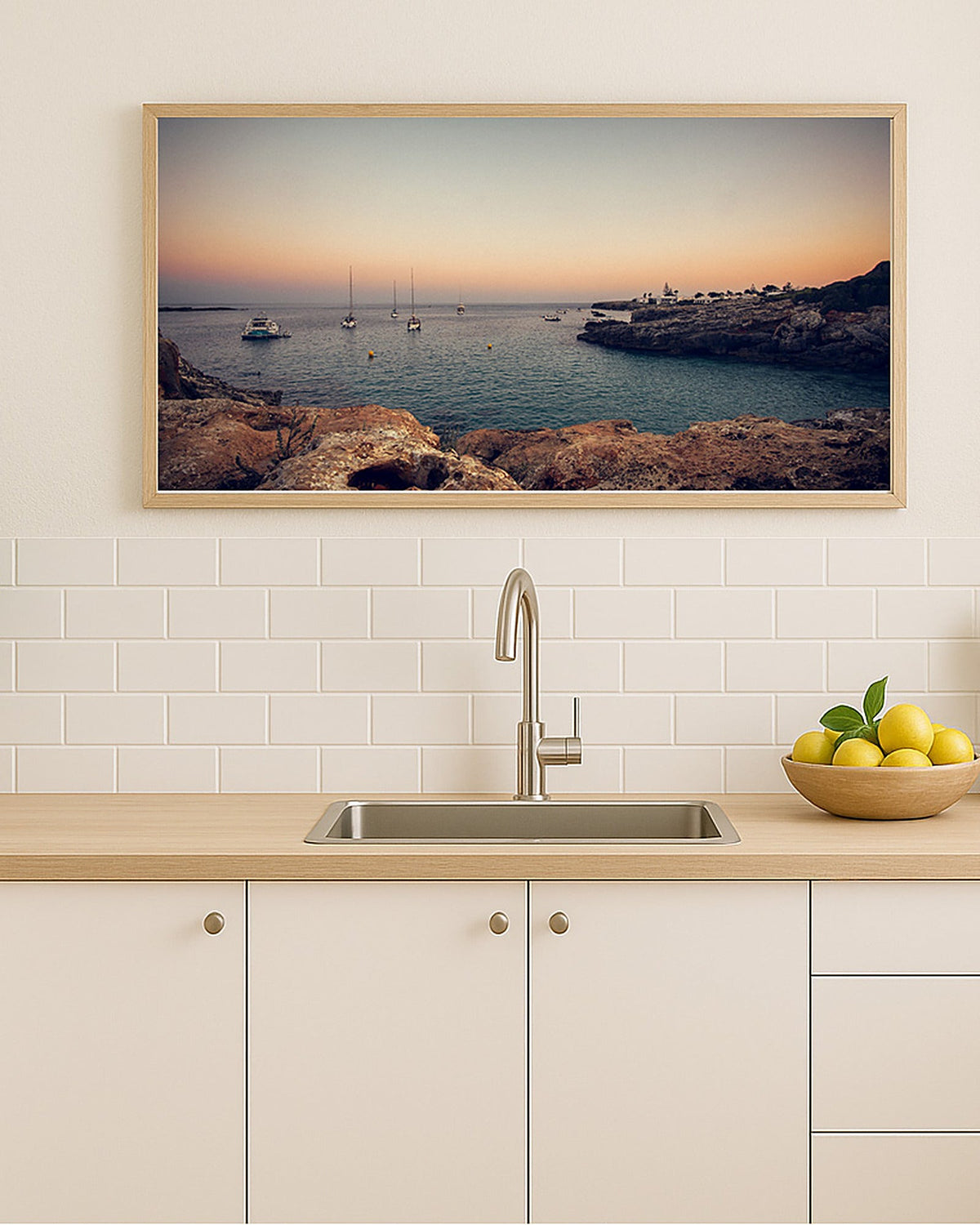 Poster Menorca Boote – Fischerboote sanft schaukelnd im Abendlicht des Mittelmeers