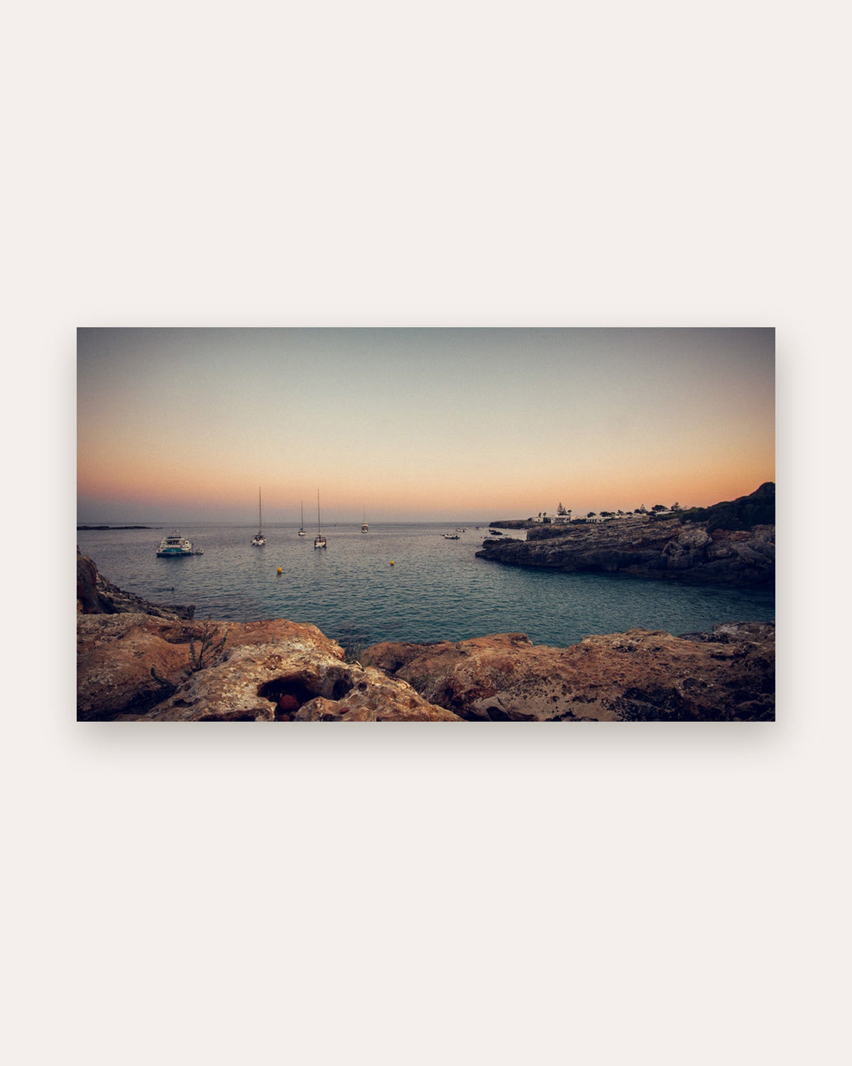 Poster Menorca Boote – Fischerboote sanft schaukelnd im Abendlicht des Mittelmeers