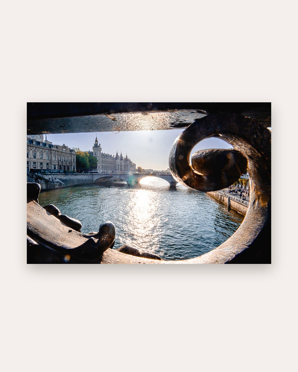 Poster Paris Seine mit Brücke – Eiffelturm und Steinbrücke im Abendlicht