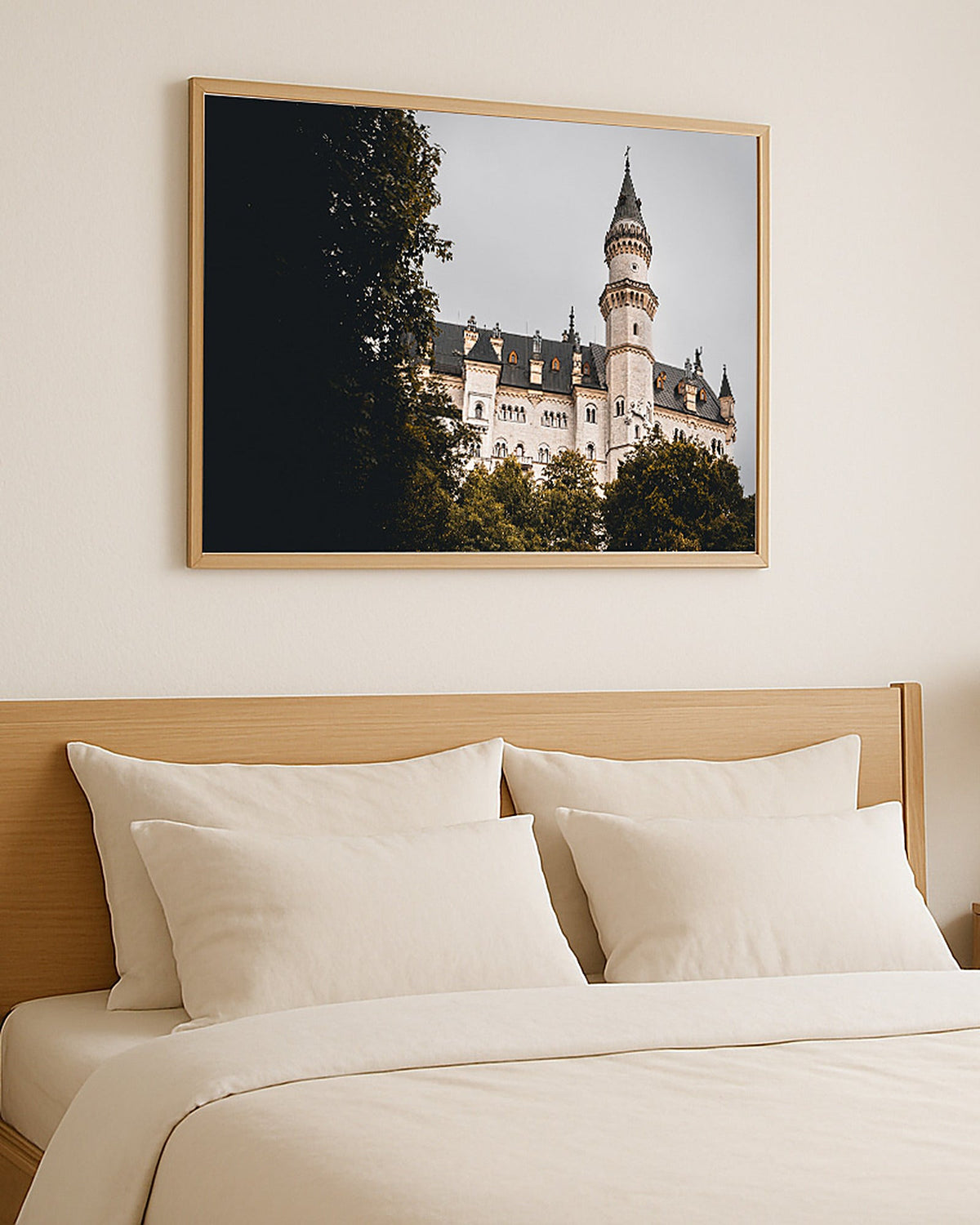 Poster Schloss Neuschwanstein Bayern – Märchenschloss erhebt sich aus dem Wald