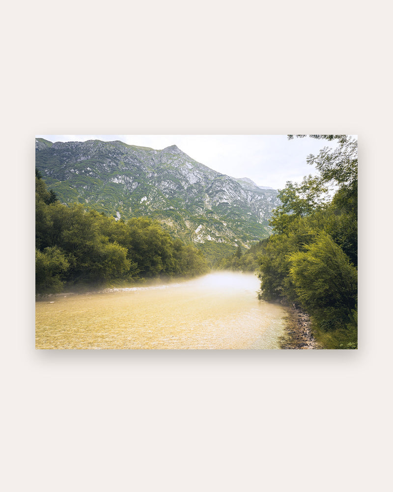 Poster Soča-Tal im Nebel Slowenien – Geheimnisvolle Nebelstimmung über Fluss und Wald
