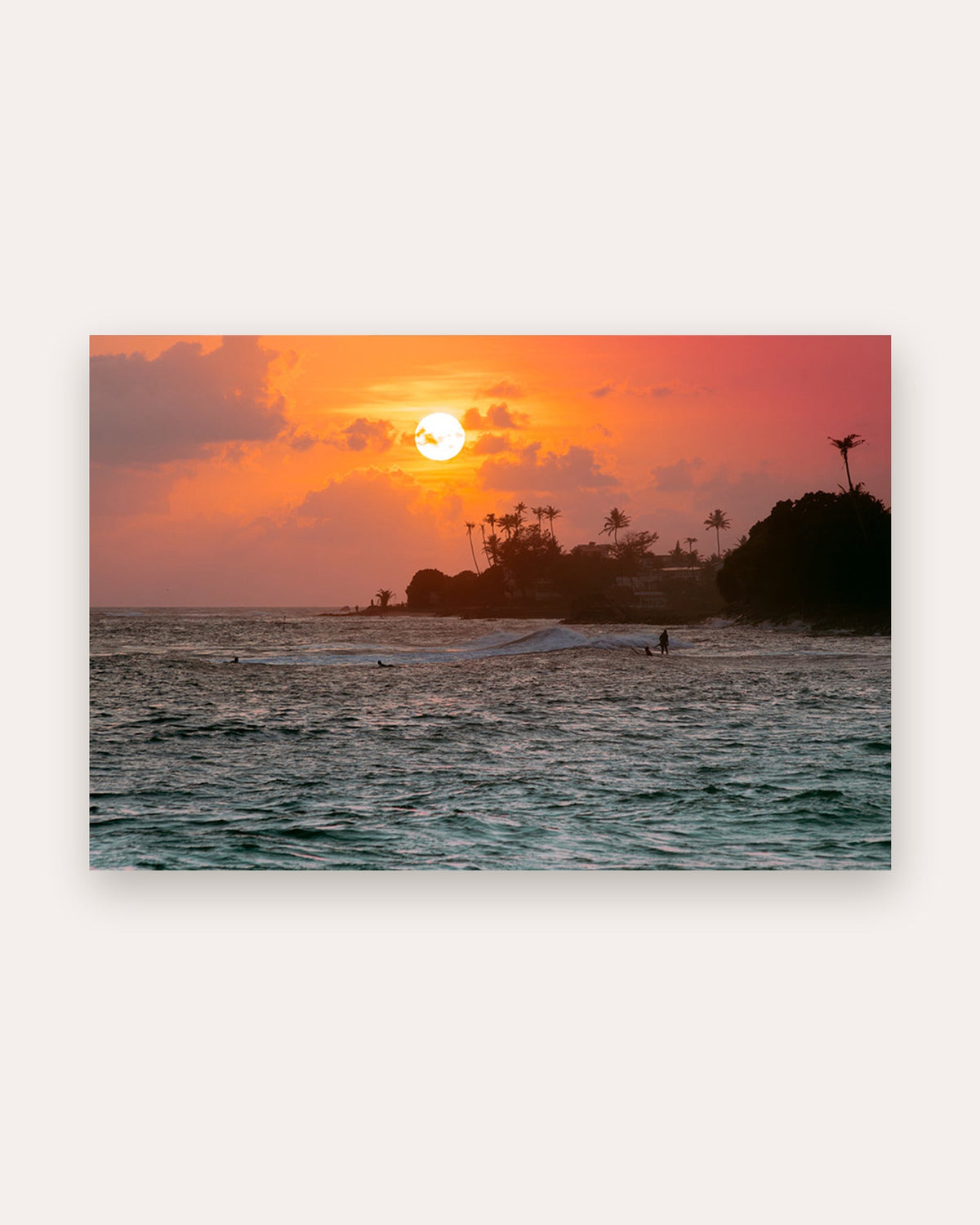 Poster Midigama Sunset Sri Lanka – Größenvergleich im Wohnraum