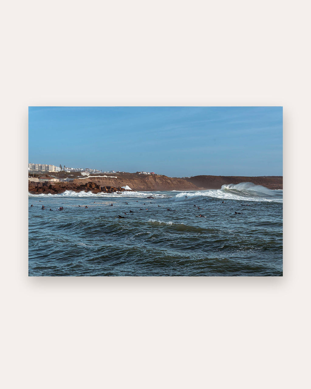 Surfer im Lineup Poster als Wandbild im Wohnzimmer