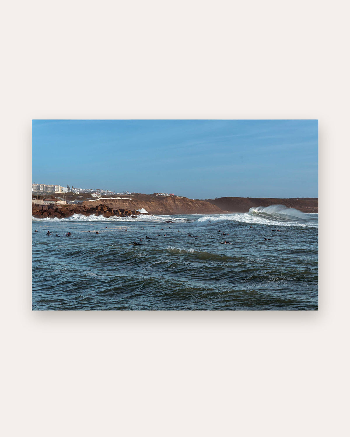 Surfer im Lineup Poster als Wandbild im Wohnzimmer