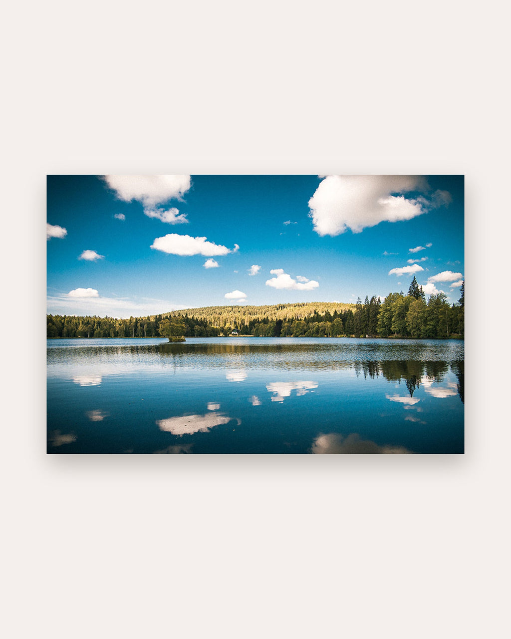 Poster See in Tschechien – Stille Naturkulisse mit Wasser und Wald in der Grafschaft Glatz