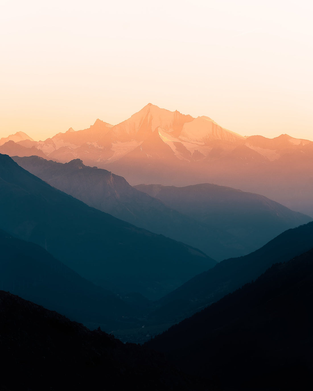 Nebelverhangene Berglandschaft aus eigener Reisefotografie